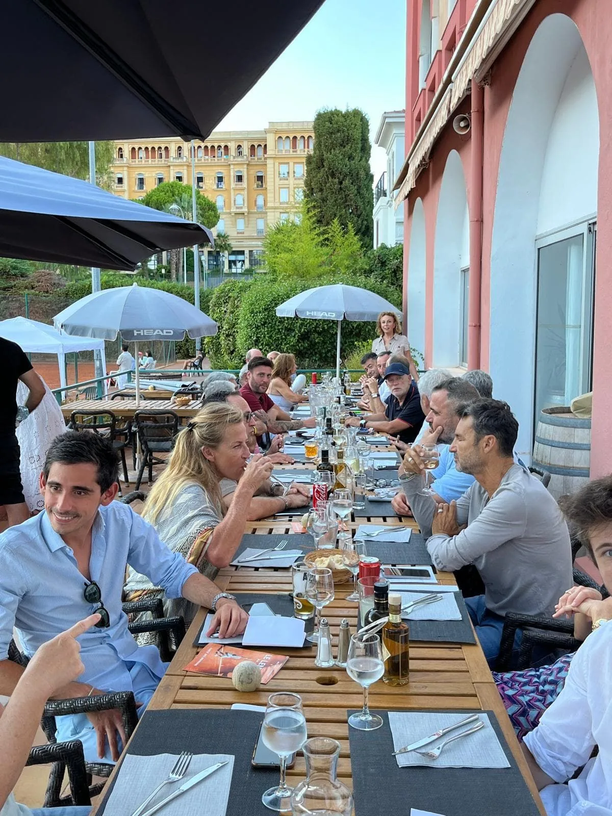 Convivialité autour de la table au Nice LTC