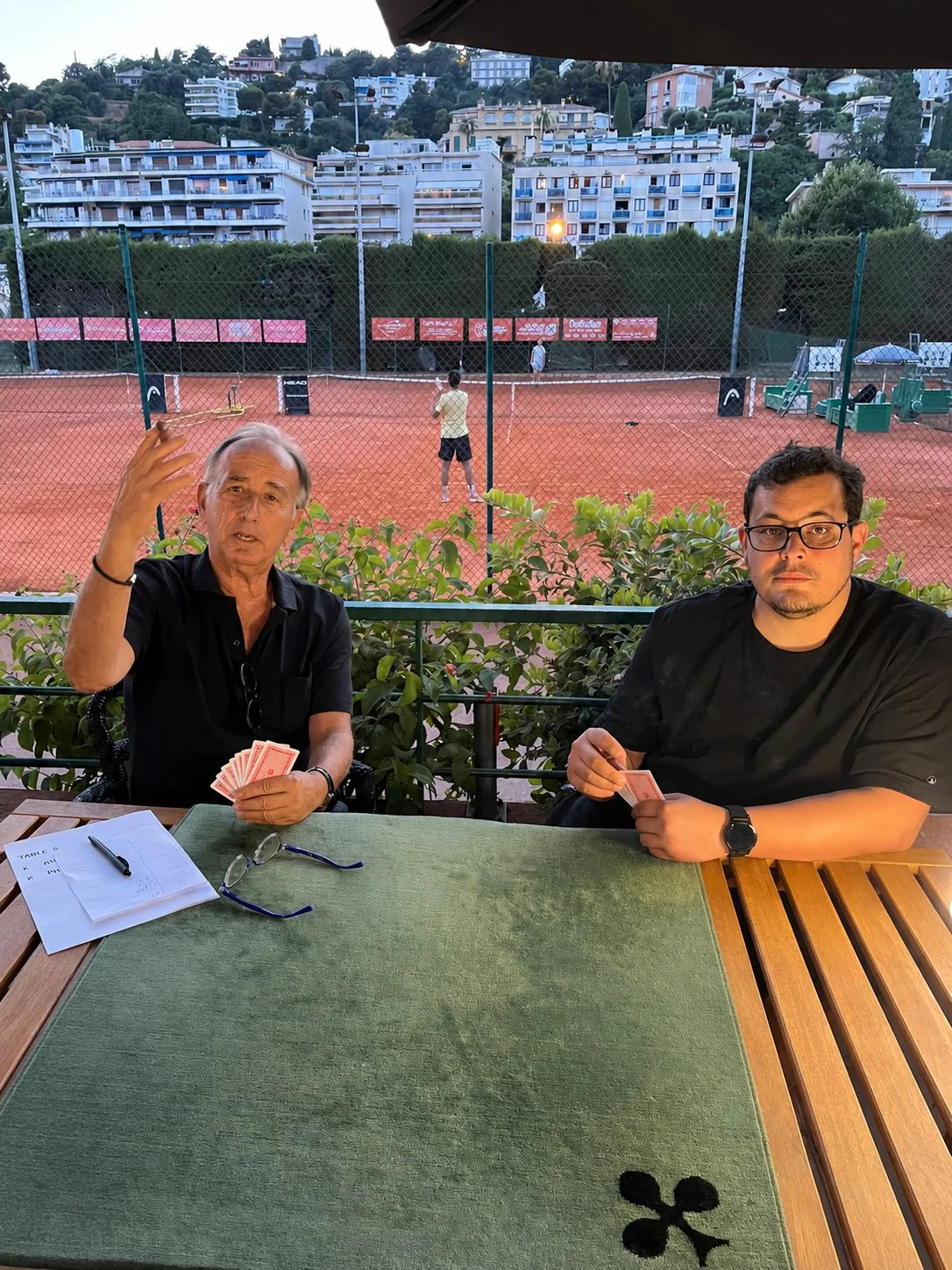 Partie de belote au Nice LTC