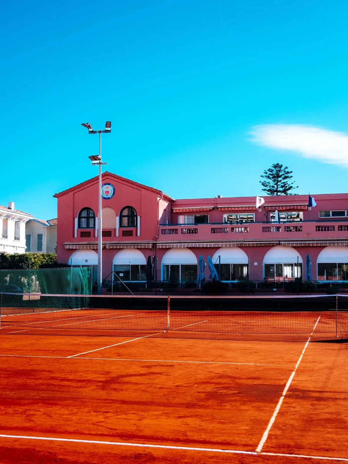Façade du Nice LTC vue depuis le court