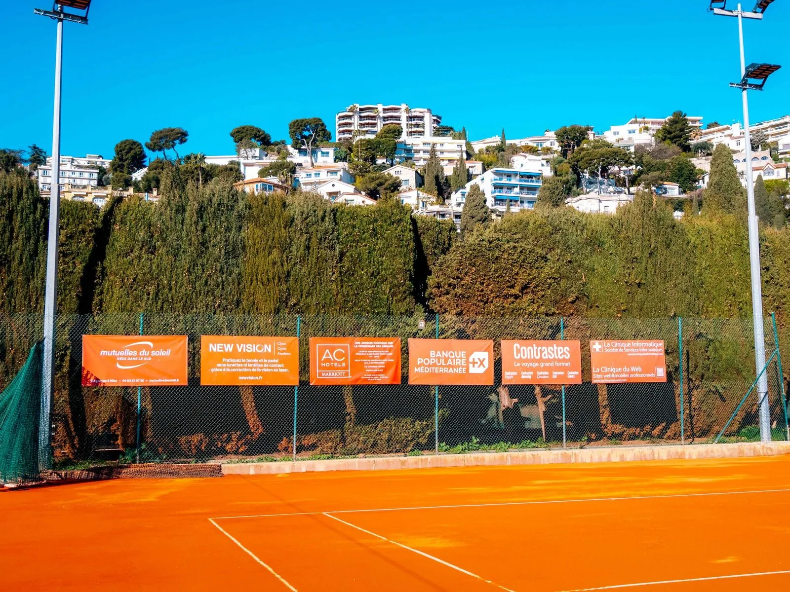 Partenaires Nice LTC — bâches sponsors sur les courts
