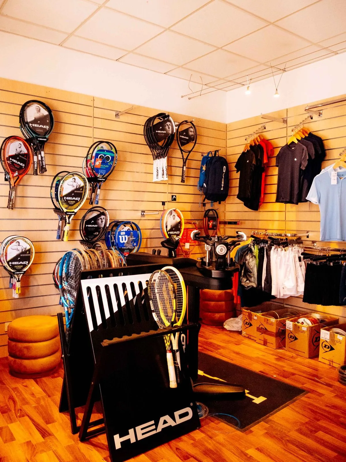 Intérieur du Pro Shop Nice LTC — raquettes HEAD