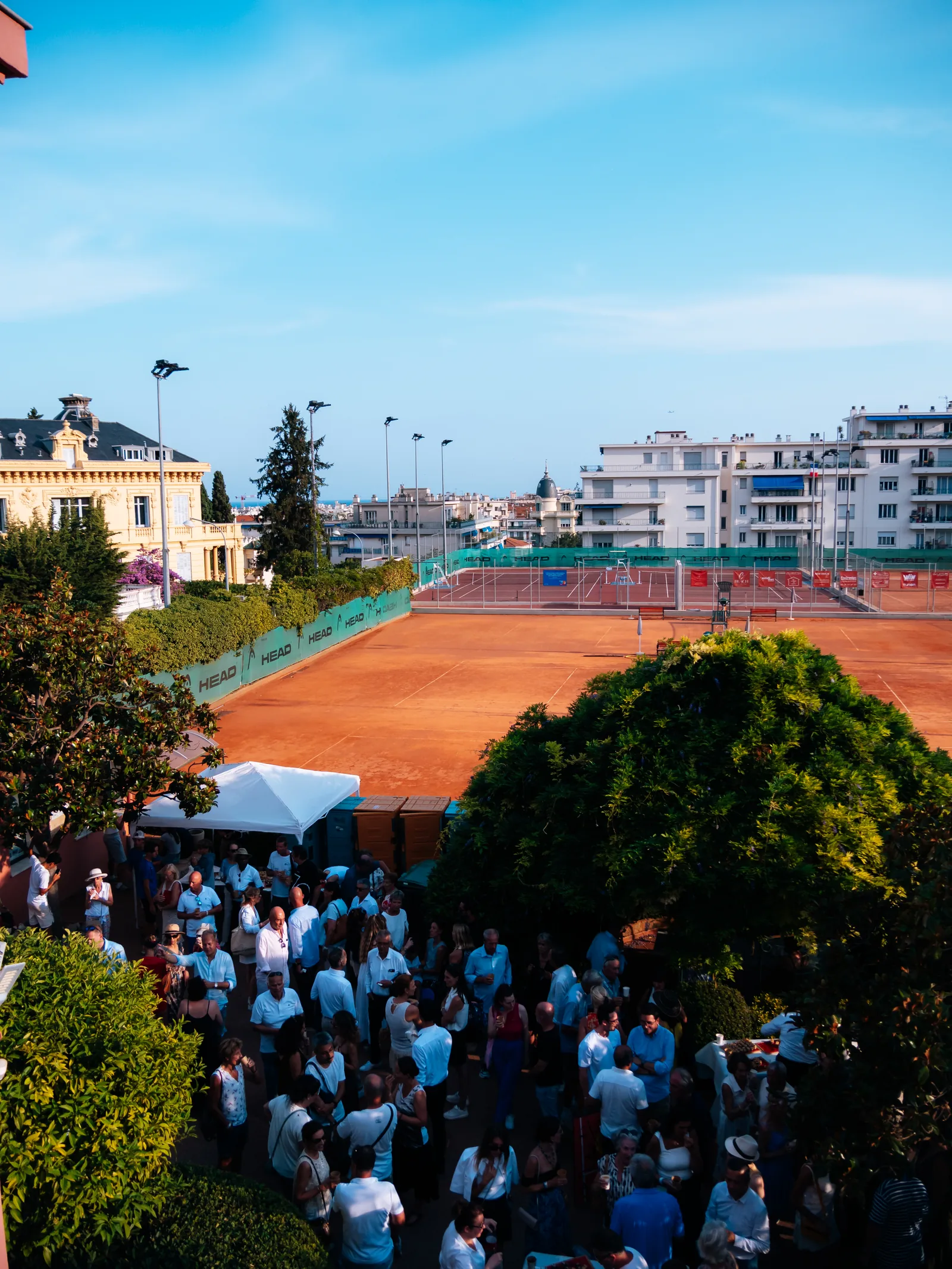 Tables dressées pour un événement au Nice LTC