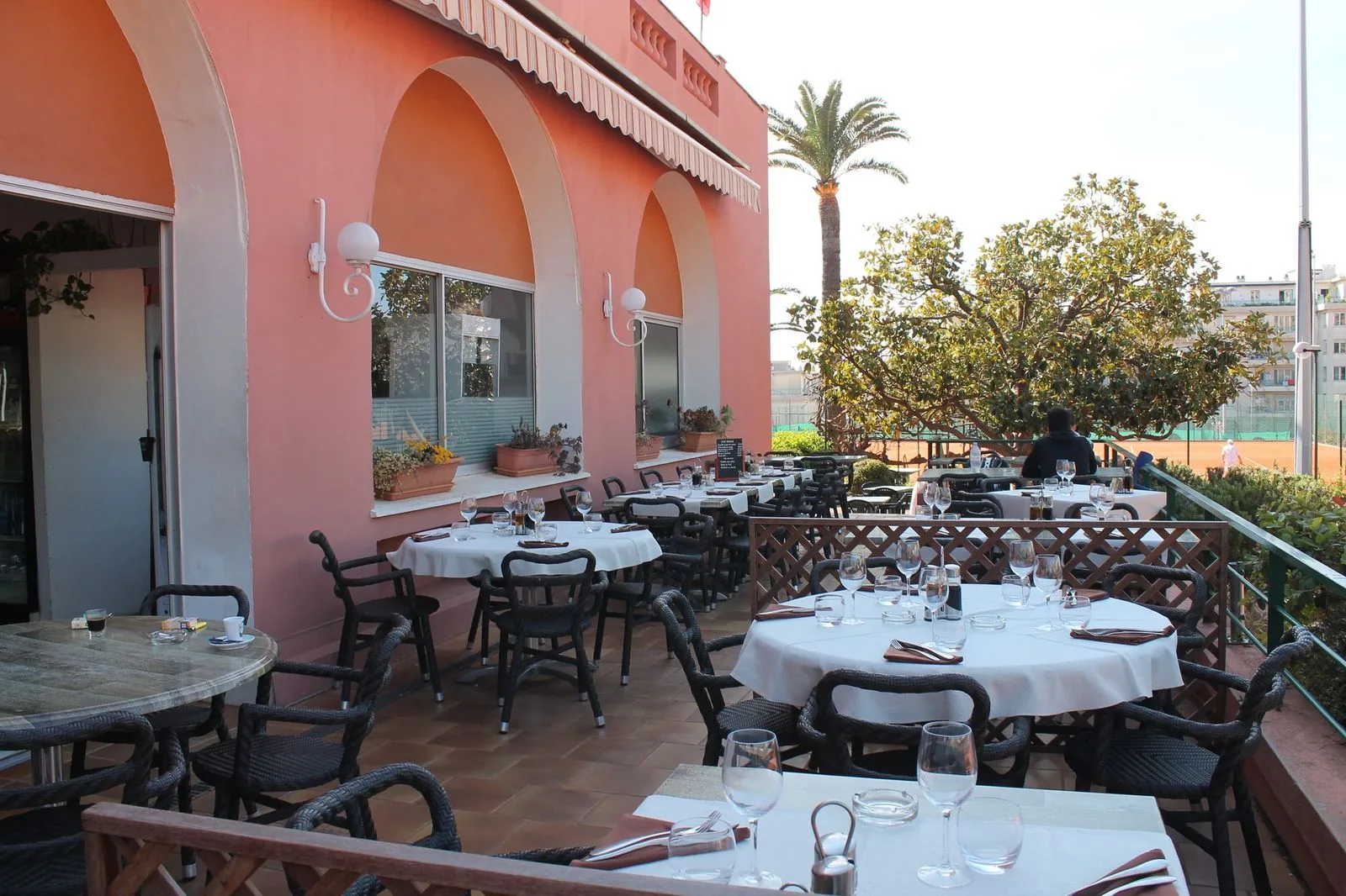 Terrasse avec vue sur les courts