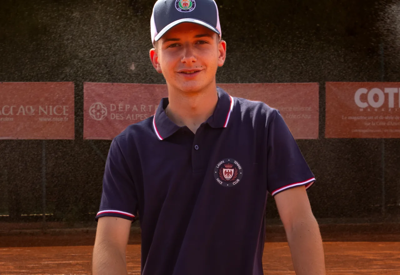 Joueur en polo Nice LTC sur court en terre battue